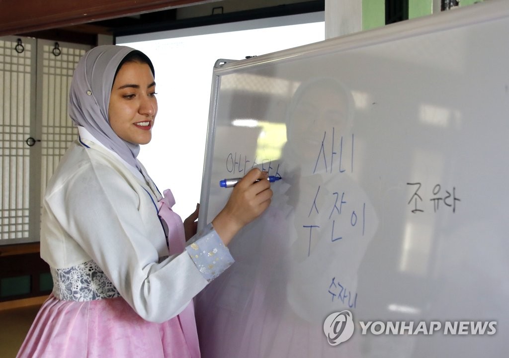한글날, 외국인들의 한국어 따라 하기