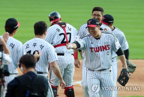 김현수, '우석아 공 받아'