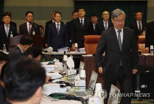 증인선서문 전달하는 최재형 감사원장