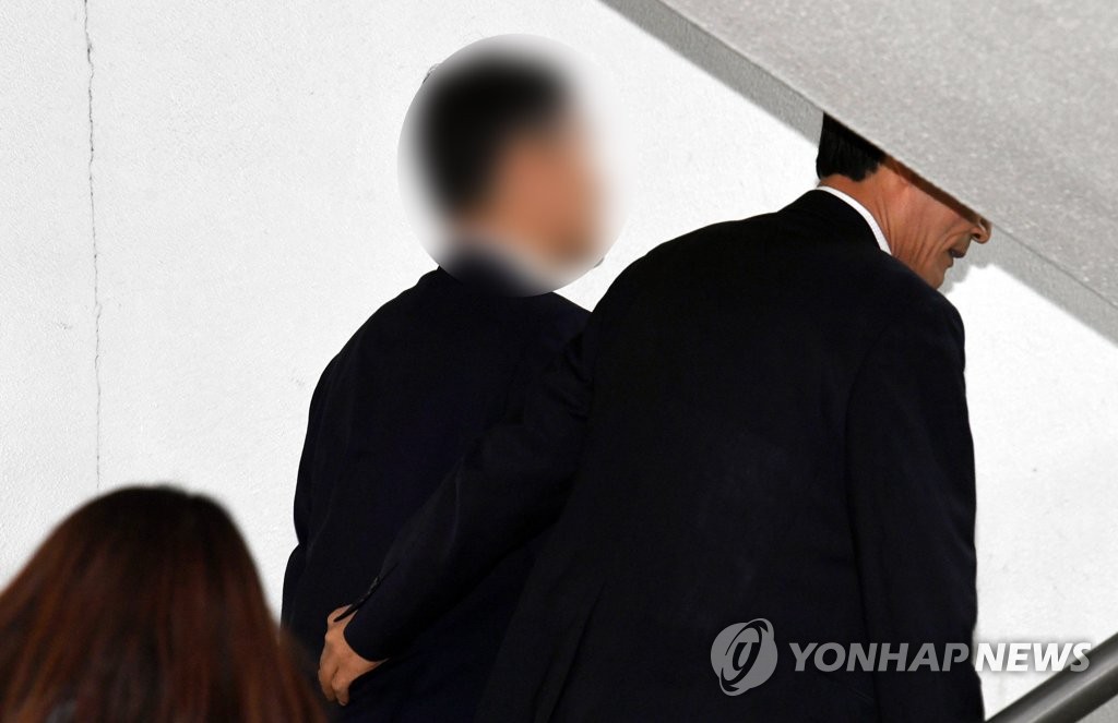 '버닝썬 유착 의혹' 윤 총경, 영장심사 출석