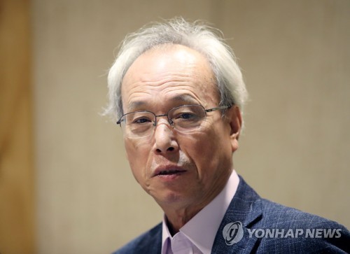 취재진의 질문에 답하는 문성현 위원장