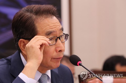 굳은 표정의 도로공사 사장