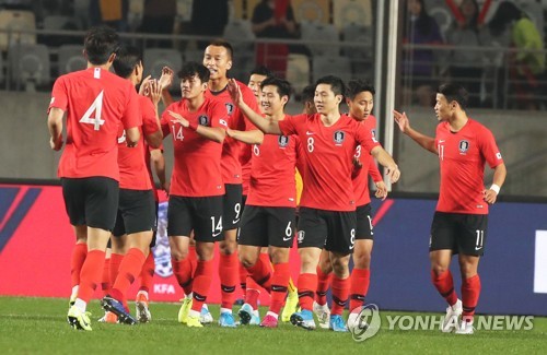 기뻐하는 한국 선수들