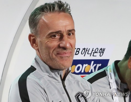 미소짓는 벤투 감독
