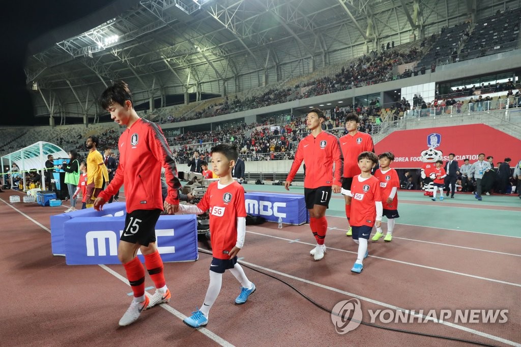 韓国代表はソウル郊外で行われた第２戦でスリランカに８―０で大勝した。入場する韓国選手=１０日、京畿道・華城=（聯合ニュース）