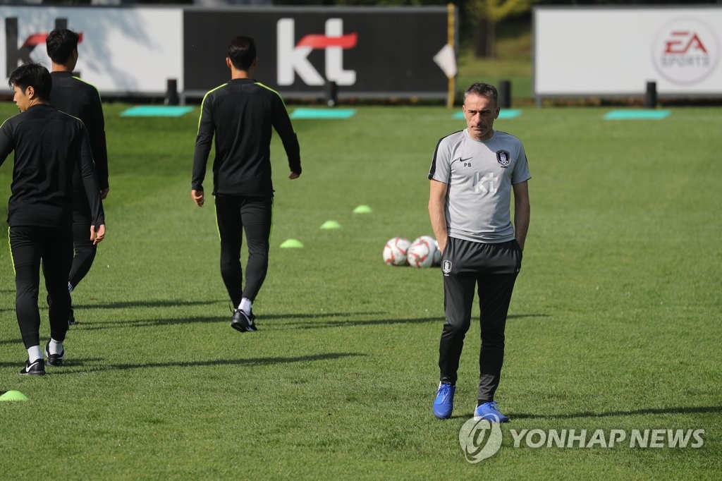 선수들 바라보는 벤투 감독