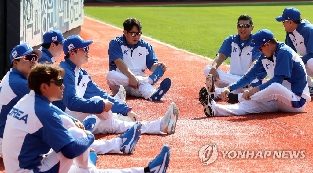 Members of the South Korean national baseball team stretch before their practice ahead of the Premier12 tournament at KT Wiz Park in Suwon, 45 kilometers south of Seoul, on Oct. 11, 2019. (Yonhap)