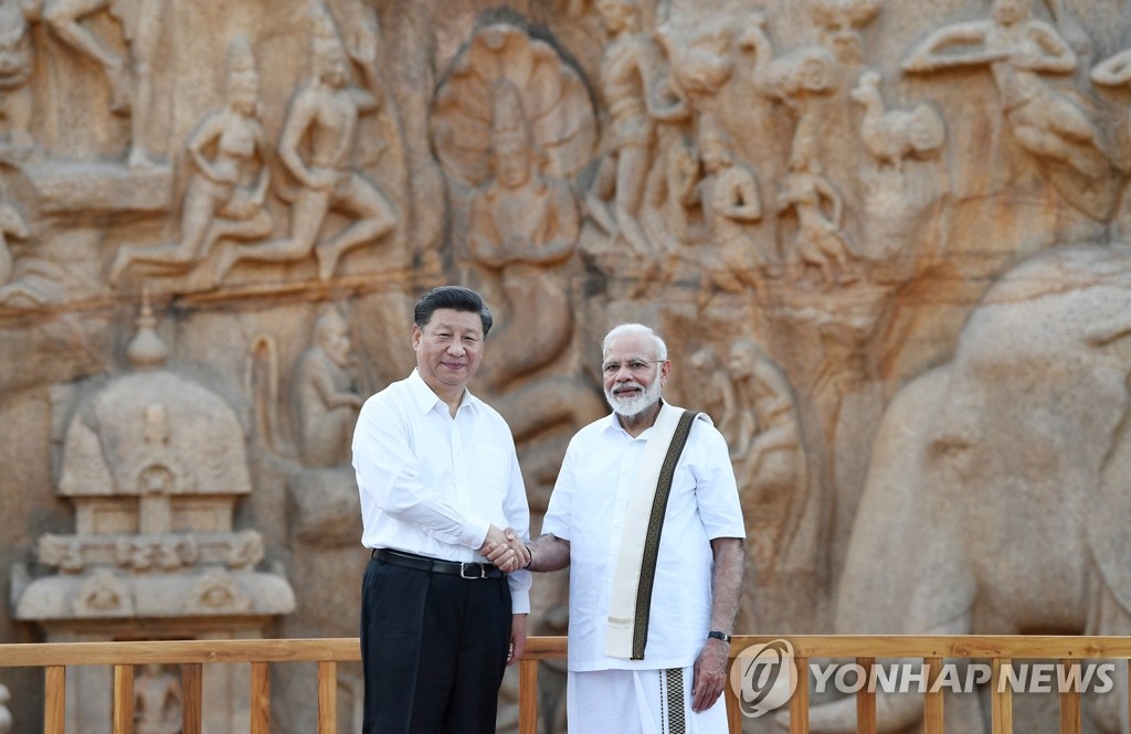 인도 암벽 조각 앞에서 악수하는 시진핑-모디