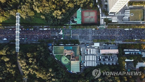 누에다리를 사이로 나뉜 목소리