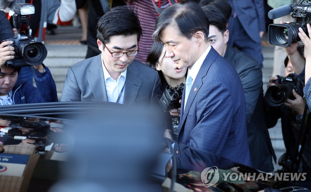 취재진에 둘러싸인 조국