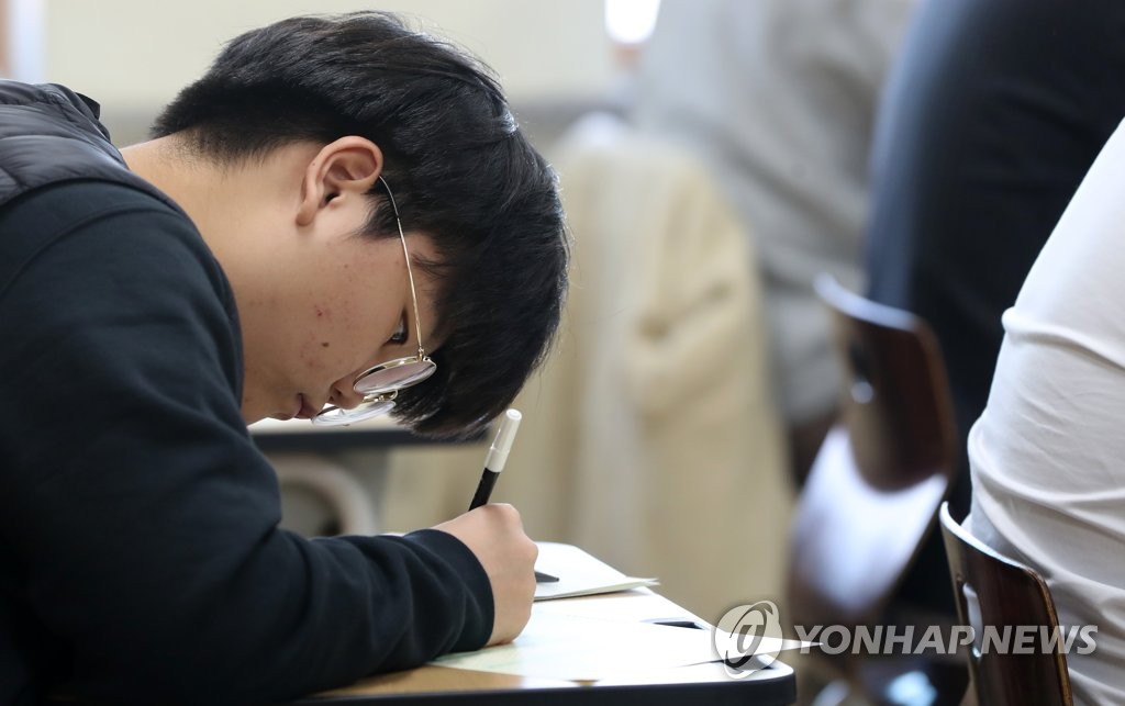 수능 전 마지막 학력평가 치르는 수험생들