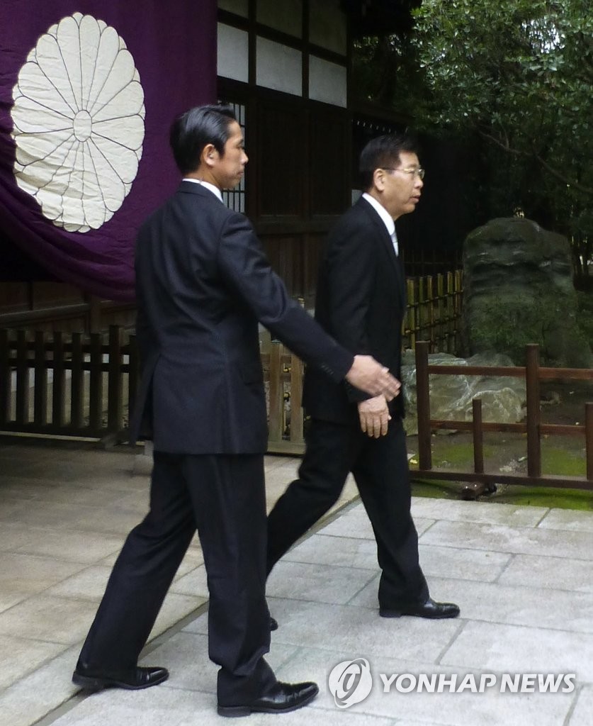 야스쿠니신사 참배하는 에토 오키나와 담당상