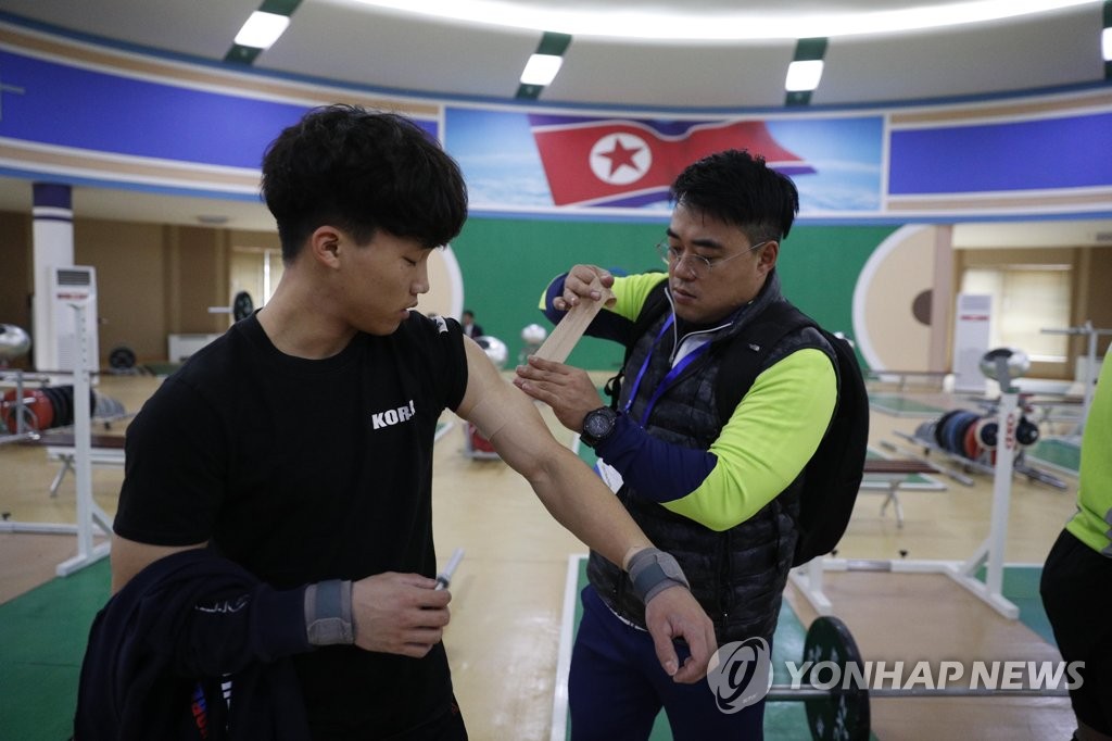 평양 청춘가역도전용경기장에서 첫 훈련