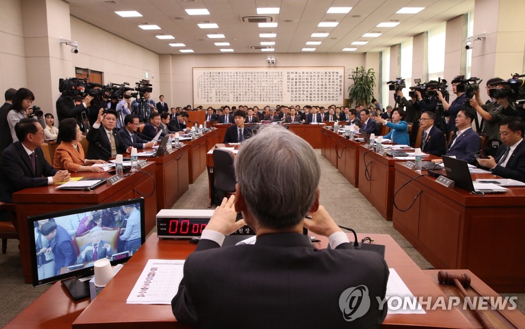 '패스트트랙 충돌' 설전 벌이는 민주당과 한국당