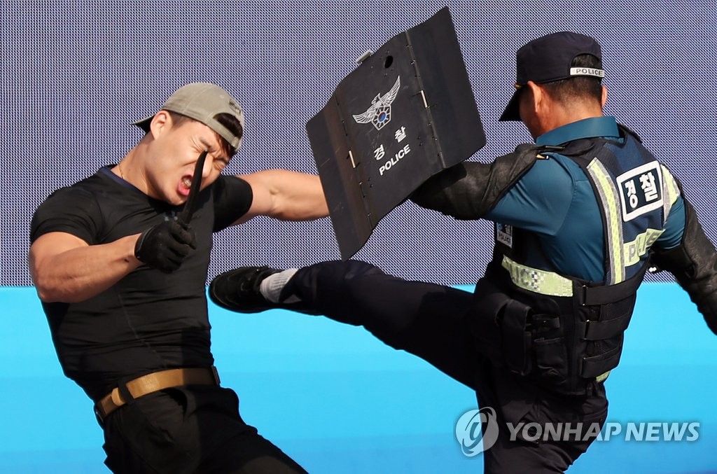 범인 진압 시연하는 경찰