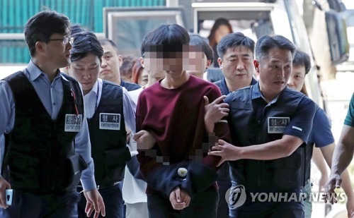 영장심사 출석하는 '미대사관저 무단침입' 학생