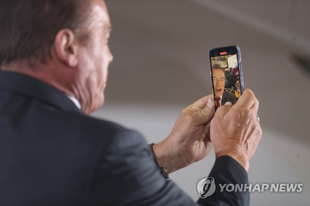 아널드 슈워제네거도 인증샷
