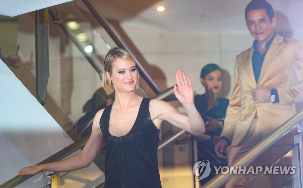 팬들에게 인사하는 터미네이터의 새 얼굴들