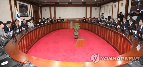 발언하는 홍남기 부총리