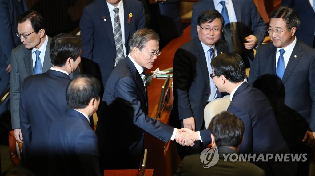 민주당 의원들과 악수하는 문재인 대통령