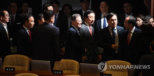 시정연설 후 인사하는 문재인 대통령