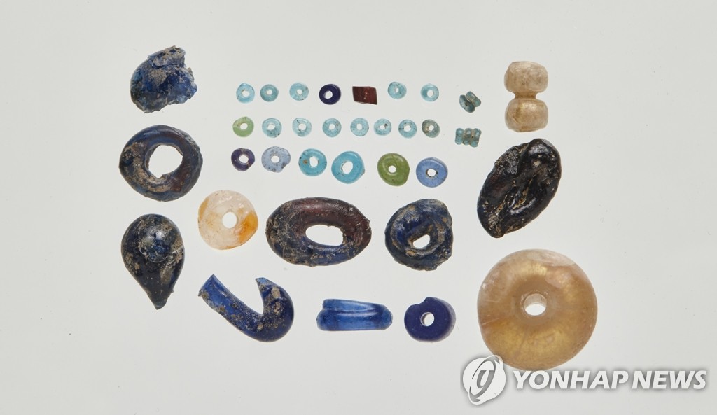 석촌동고분군서 출토된 제사 토기와 유리구슬
