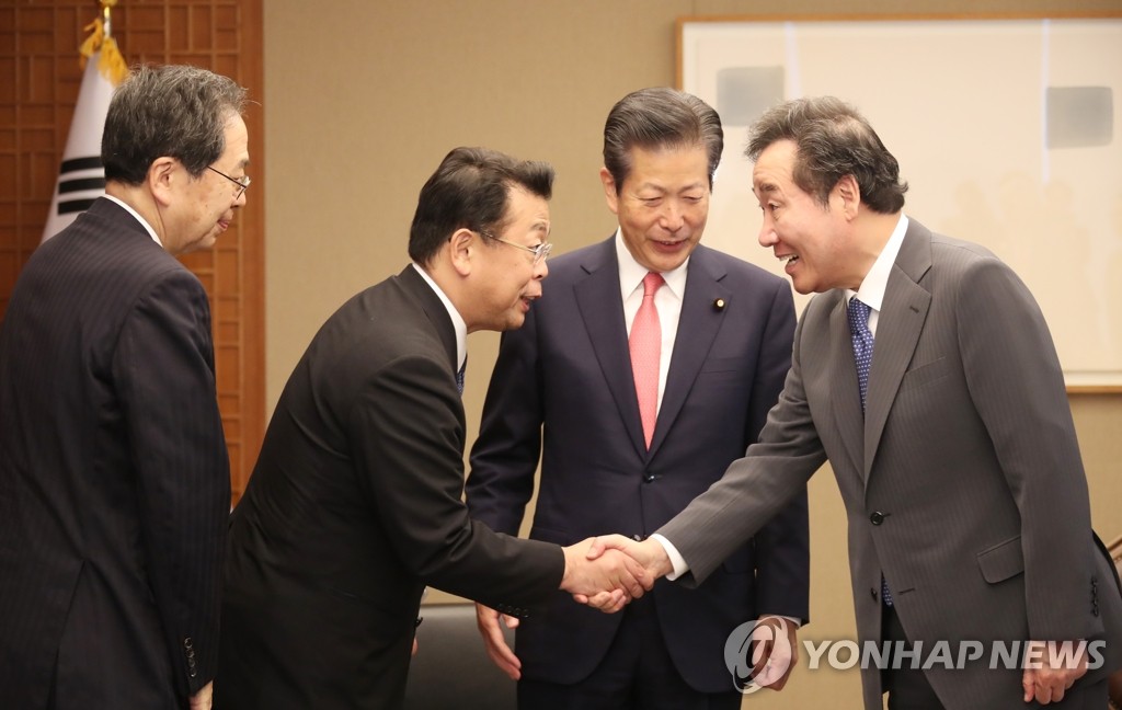 일본 정계 인사 소개받는 이낙연 국무총리,