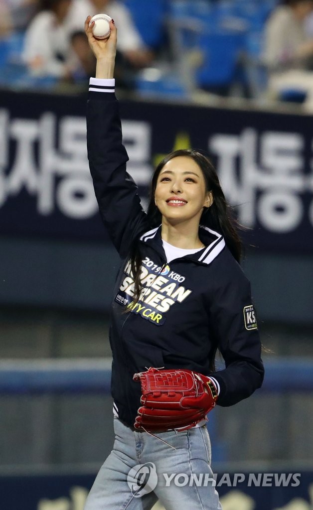 이다희 '시구하러 왔어요'