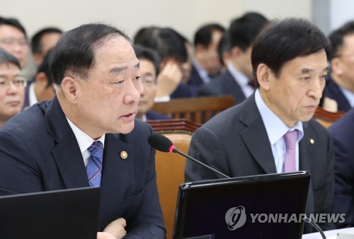 답변하는 홍남기 경제부총리