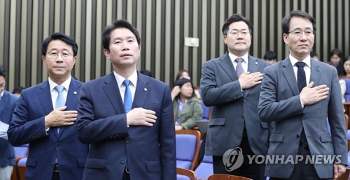 국기에 경례하는 이인영