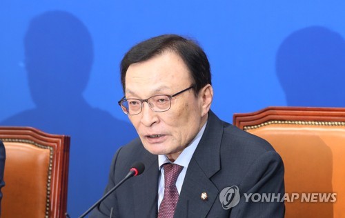 정기 기자간담회에서 모두발언하는 이해찬 대표