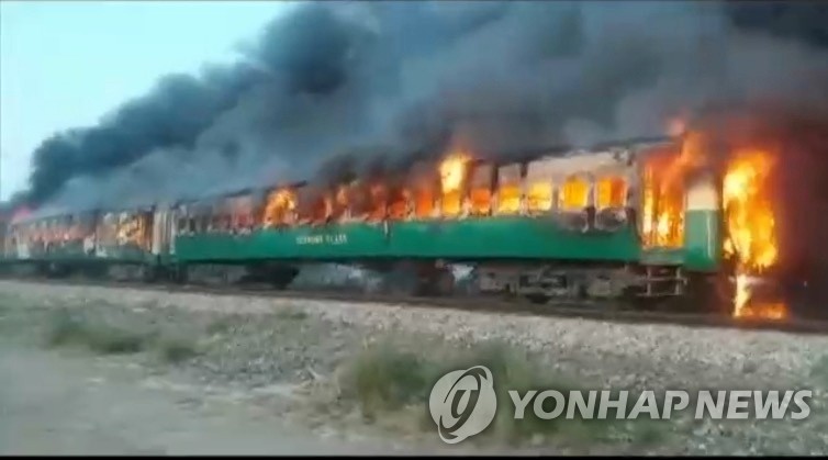 화염에 휩싸인 파키스탄 열차