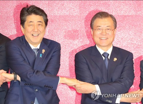 문 대통령과 아베 총리, '환한 웃음'
