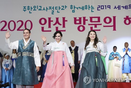 한복 자태 뽐내는 주한 외교사절단