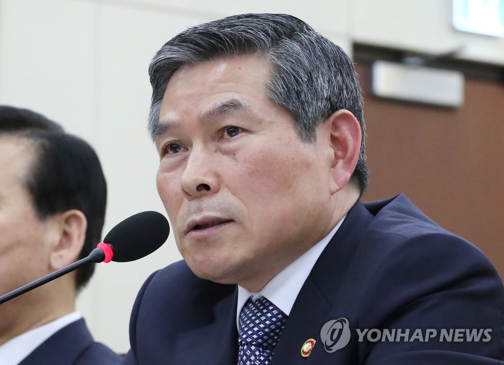북한주민 질문에 답변하는 정경두 국방부 장관