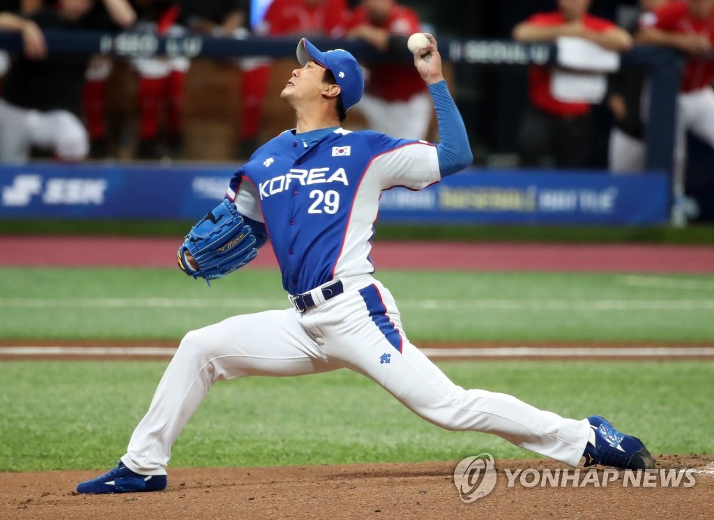 Kim Kwang-hyun of South Korea pitches against Canada in the bottom of the first inning of the teams' Group C game at Gocheok Sky Dome in Seoul on Nov. 7, 2019. (Yonhap)