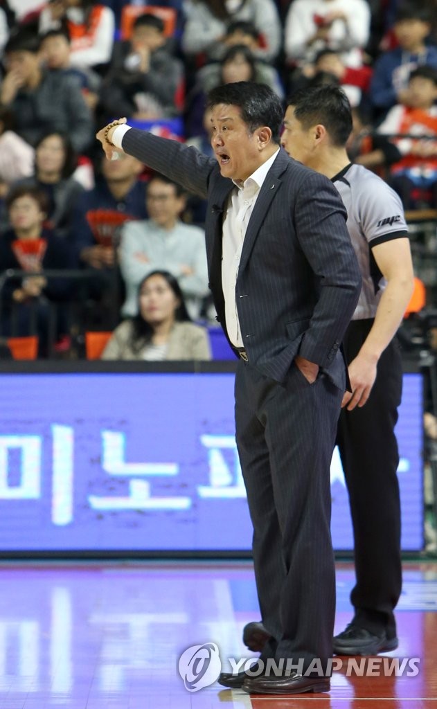 작전 지시하는 유도훈 감독
