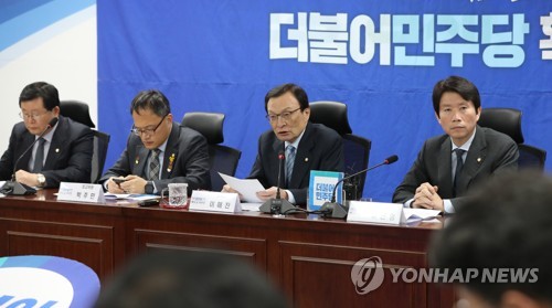 발언하는 이해찬 대표