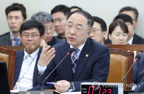 의원질의에 답변하는 홍남기 경제부총리