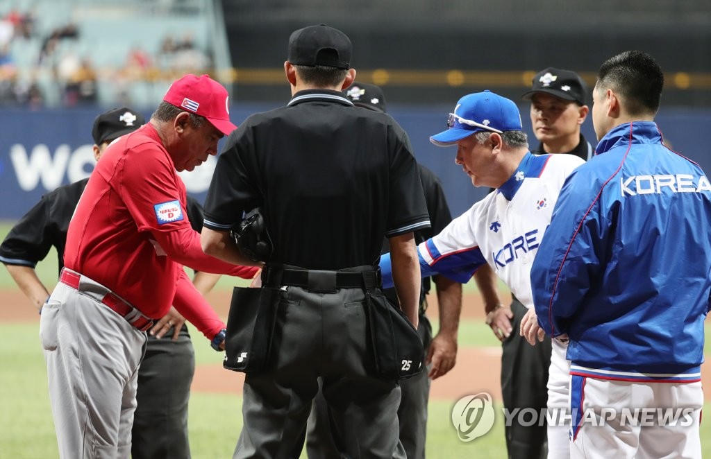악수 나누는 양팀 감독