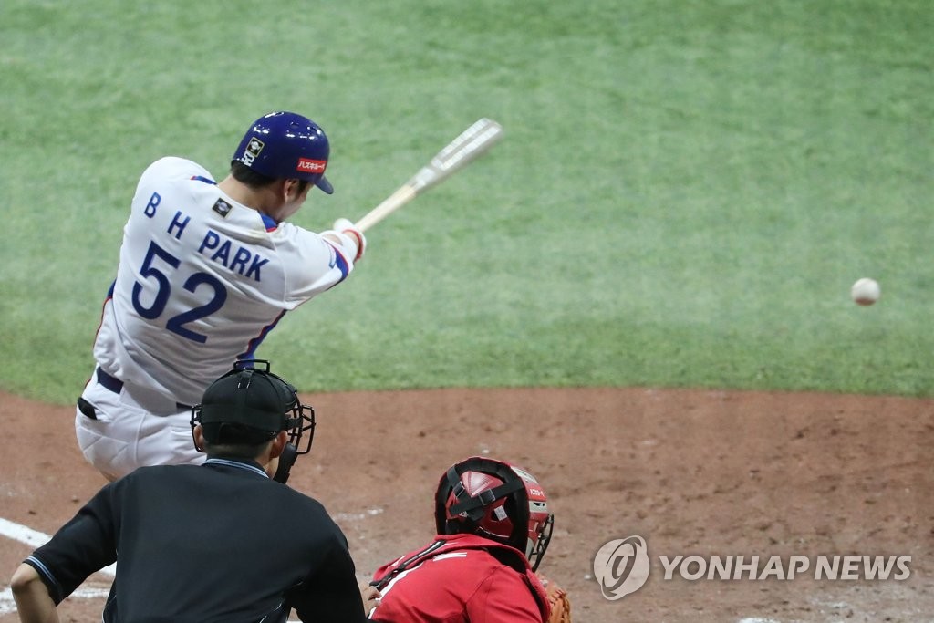 Park Byung-ho of South Korea connects for an RBI single against Cuba in the bottom of the fifth inning of the teams' Group C game at the World Baseball Softball Confederation (WBSC) Premier12 at Gocheok Sky Dome in Seoul on Nov. 8, 2019. (Yonhap)