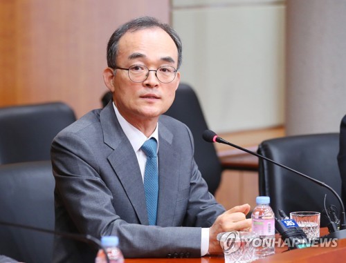 답변하는 문무일 전 검찰총장