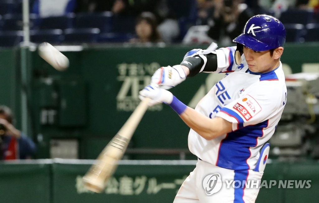 Lee Jung-hoo of South Korea hits an RBI double against the United States in the bottom of the seventh inning of the teams' Super Round game at the World Baseball Softball Confederation (WBSC) Premier12 at Tokyo Dome in Tokyo on Nov. 11, 2019. (Yonhap)