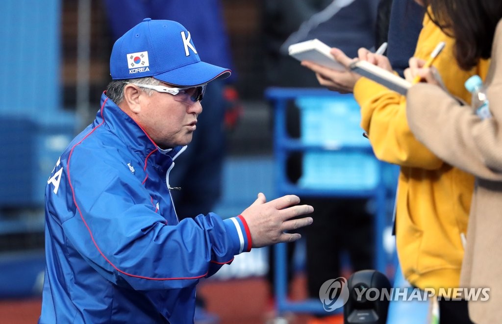 South Korean manager Kim Kyung-moon speaks to reporters in the dugout at ZOZO Marine Stadium in Chiba, Japan, on Nov. 12, 2019, ahead of his team's Super Round game against Chinese Taipei at the World Baseball Softball Confederation (WBSC) Premier12. (Yonhap)