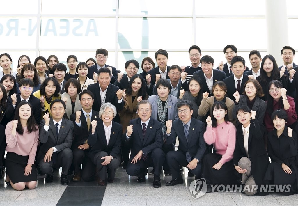 Moon inspecciona la sede para la cumbre Corea del Sur-ASEAN Moon inspecciona la sede para la cumbre Corea del Sur-ASEAN