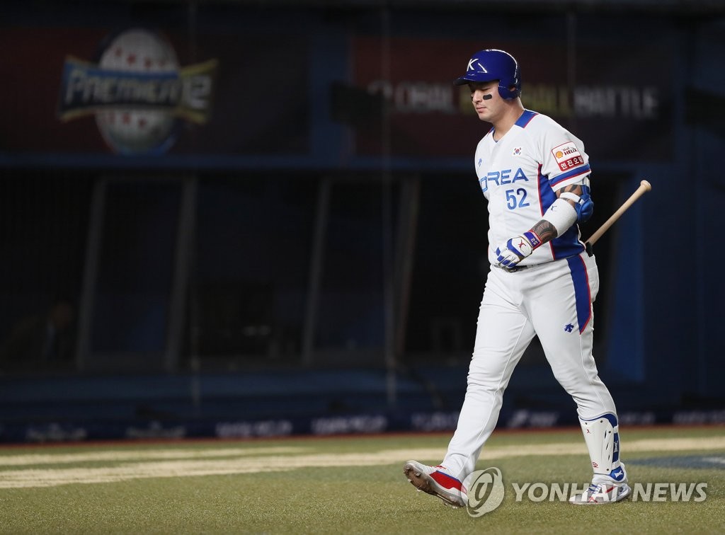 Park Byung-ho of South Korea returns to the dugout after striking out against Chen Kuan-Yu of Chinese Taipei in the bottom of the eighth inning of the teams' Super Round game at the World Baseball Softball Confederation (WBSC) Premier12 at ZOZO Marine Stadium in Chiba, Japan, on Nov. 12, 2019. (Yonhap)