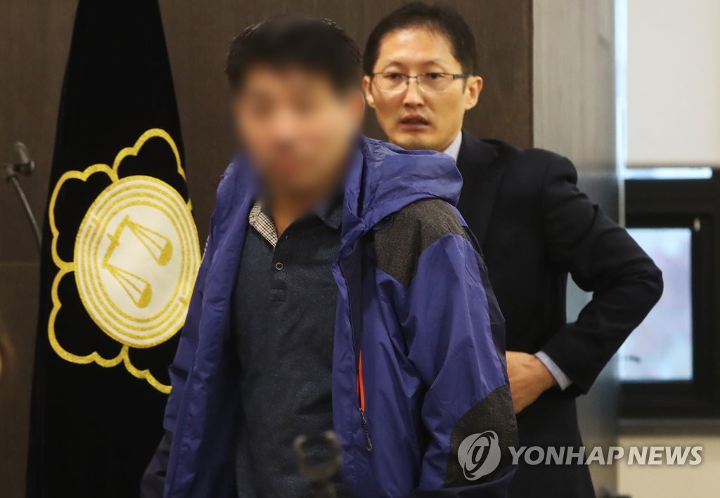 기자회견장 들어서는 화성8차사건 윤모씨