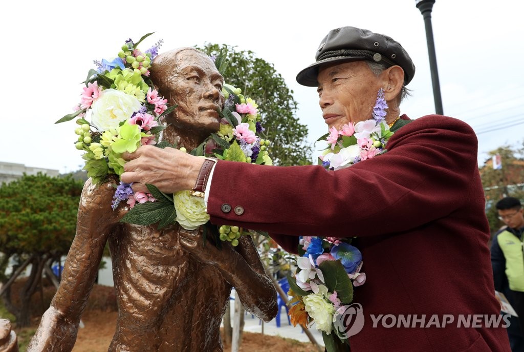 韓国・木浦に設置された「労働者像」 韓国・木浦に設置された「労働者像」