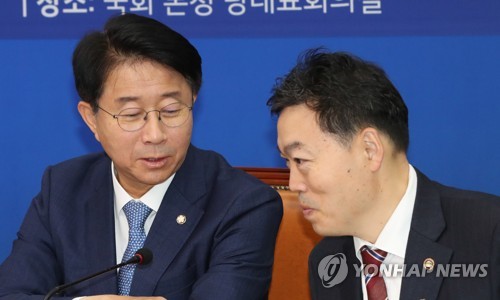 이야기하는 조정식과 김오수