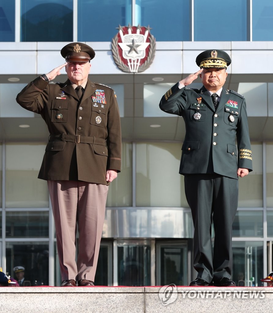 韓米両軍の制服組トップが敬礼 韓米両軍の制服組トップが敬礼